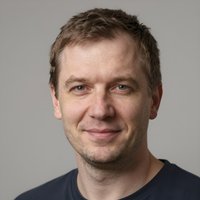 Уверенный клиент VIP-клуба онлайн-рулетки BA88th Club в профессиональном студийном портрете